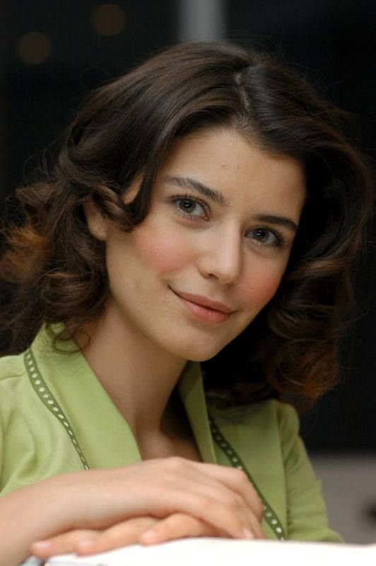 Beren Saat Profil Resmi
