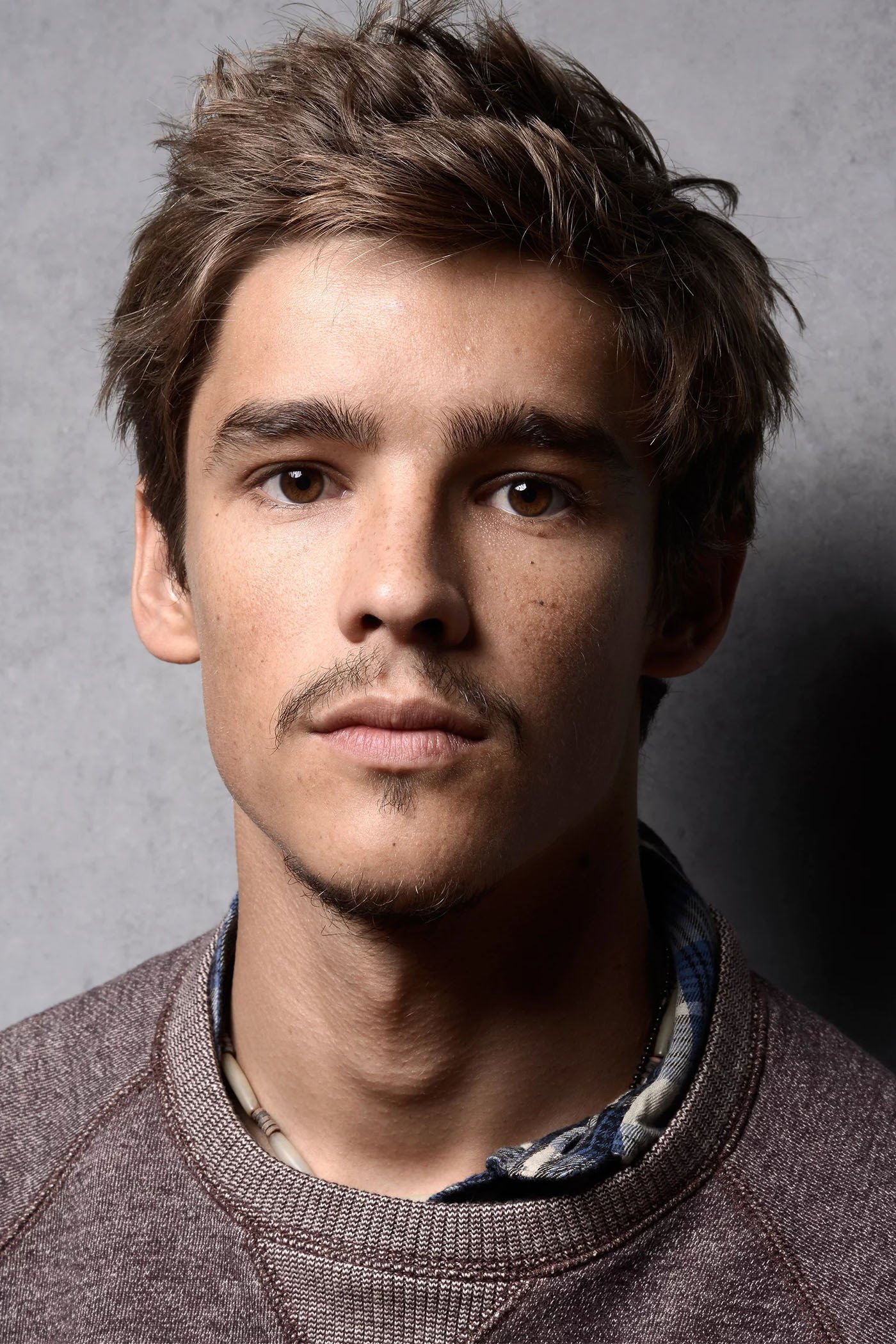Brenton Thwaites Profil Resmi