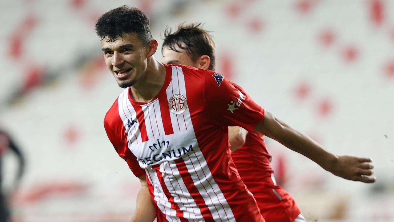 Gökdeniz Bayrakdar Fotoğrafı - 2