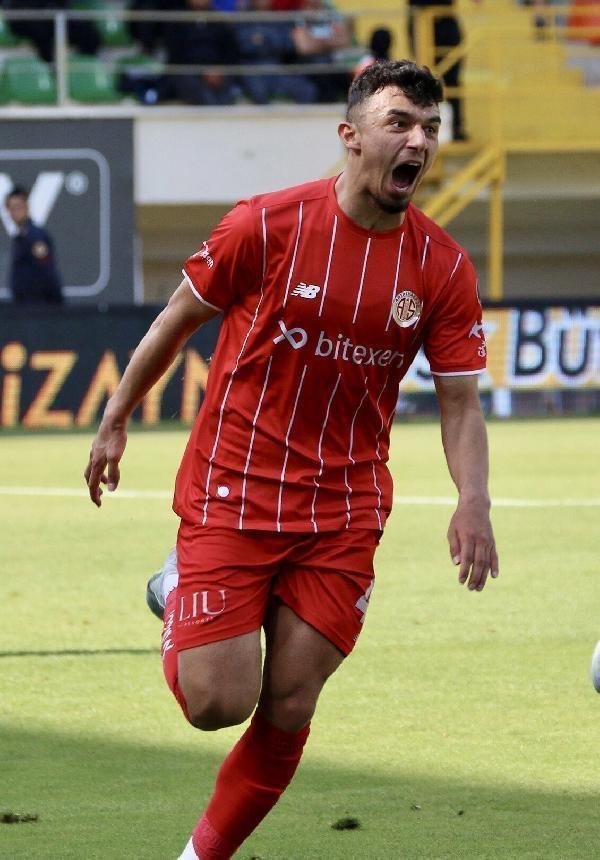 Gökdeniz Bayrakdar Fotoğrafı - 3