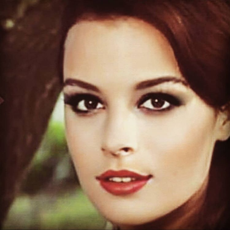 Hülya Koçyiğit Profil Resmi