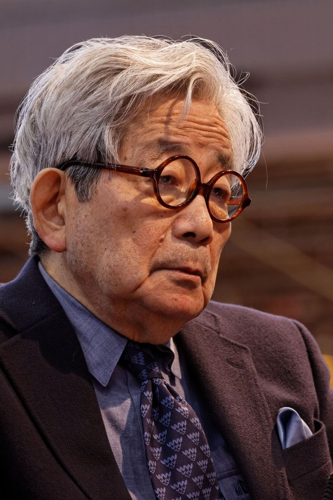 Kenzaburō Ōe Profil Resmi