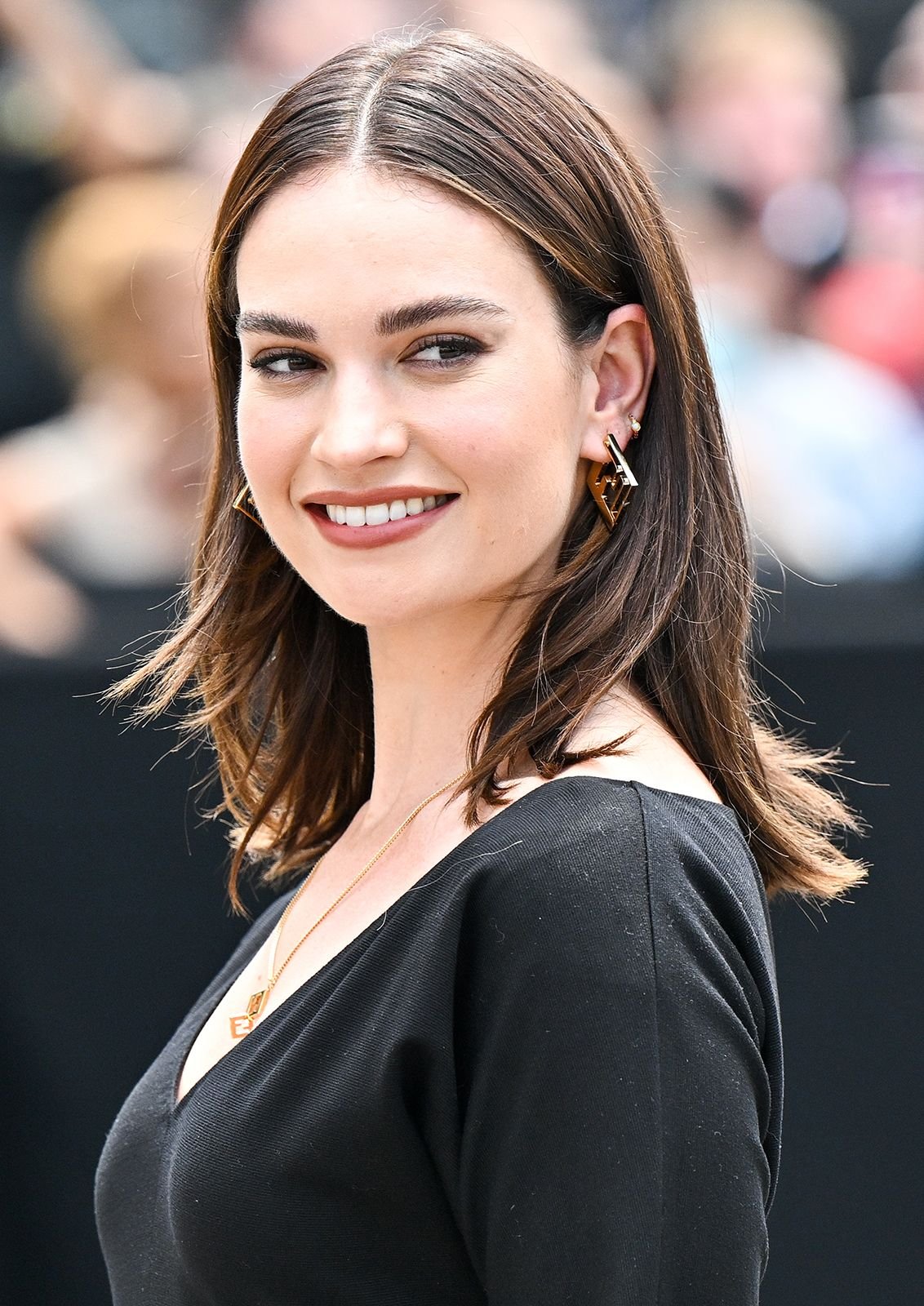 Lily James Profil Resmi