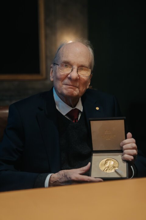 Louis Brus Fotoğrafı - 5