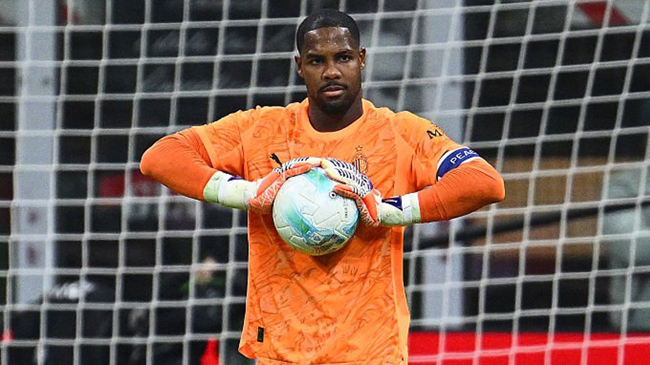 Mike Maignan Profil Resmi